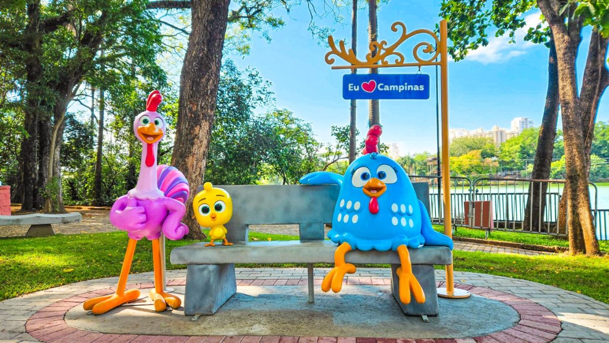 Foto da Estátua da Galinha Pintadinha