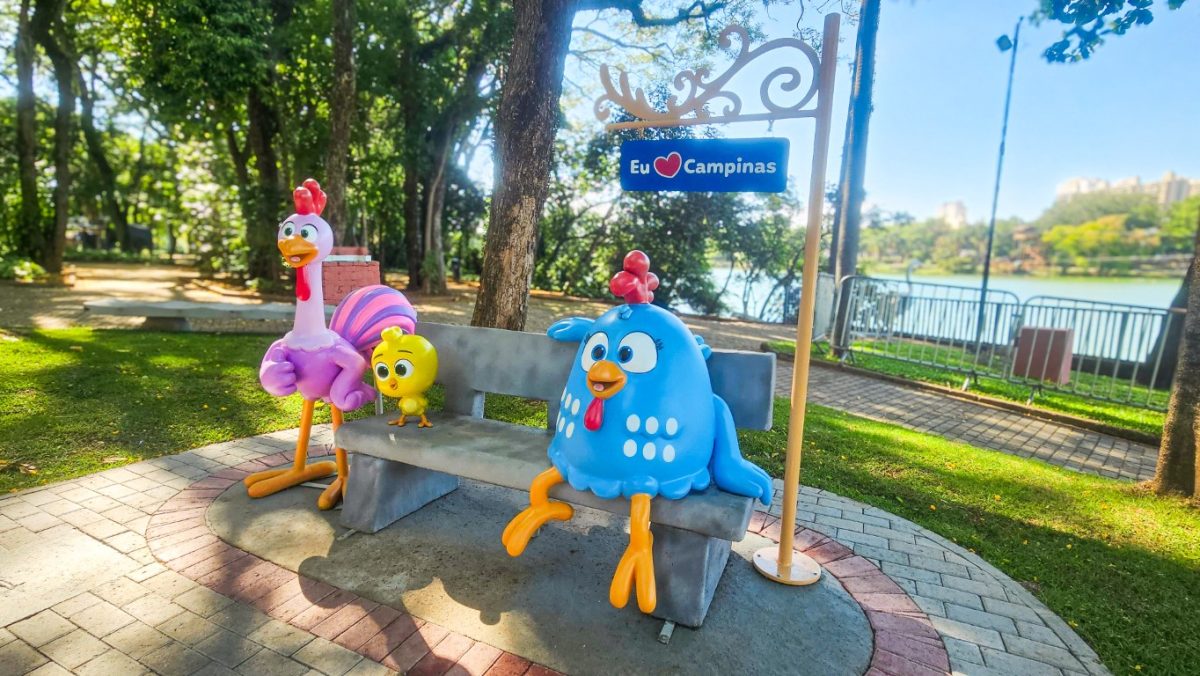 Foto da Estátua da Galinha Pintadinha