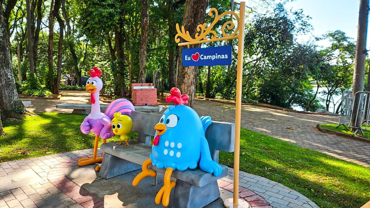 Foto da Estátua da Galinha Pintadinha