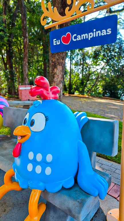 Foto da Estátua da Galinha Pintadinha